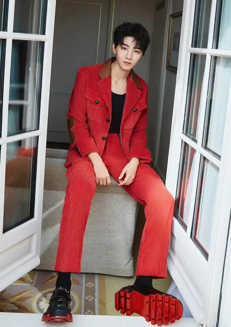 王俊凯一身红色灯芯绒西装造型