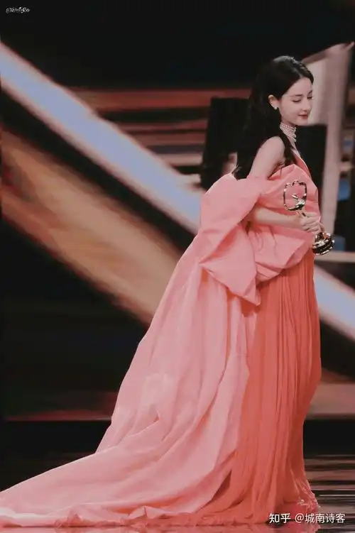 迪丽热巴有哪些出圈的红毯造型? - 知乎