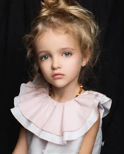 她是中俄混血"天使脸",凭借一双"电眼"每6分钟收到一封情书!