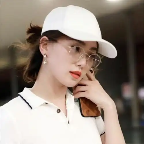 刘诗诗戴眼镜变身时髦精!李佳琦也推的超声波清洗盒,眼镜都反光