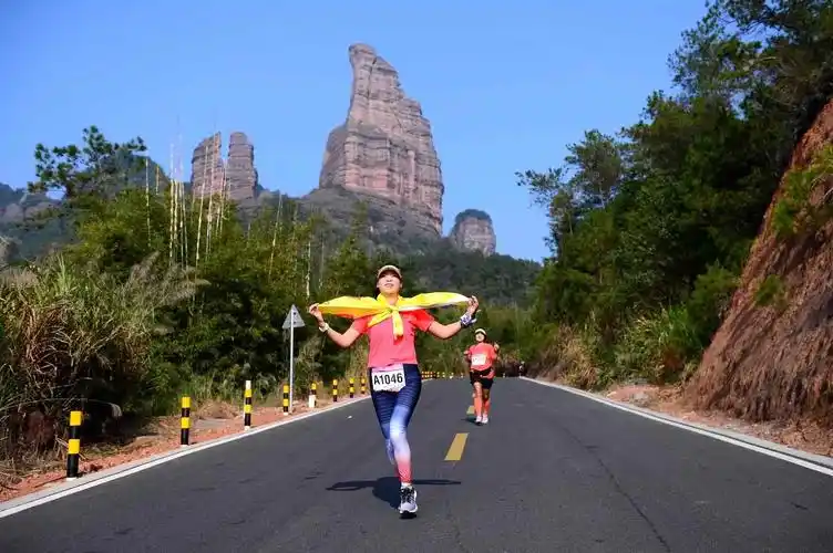 视频速度与激情丹霞山山地马拉松万人火热奔跑