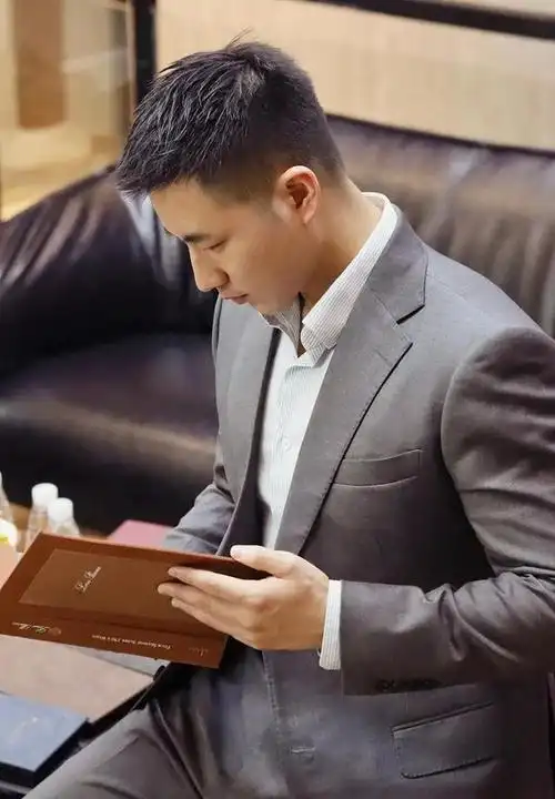 建议中年男人:少留这3种"痞气发型",油腻土气,长得帅也白搭