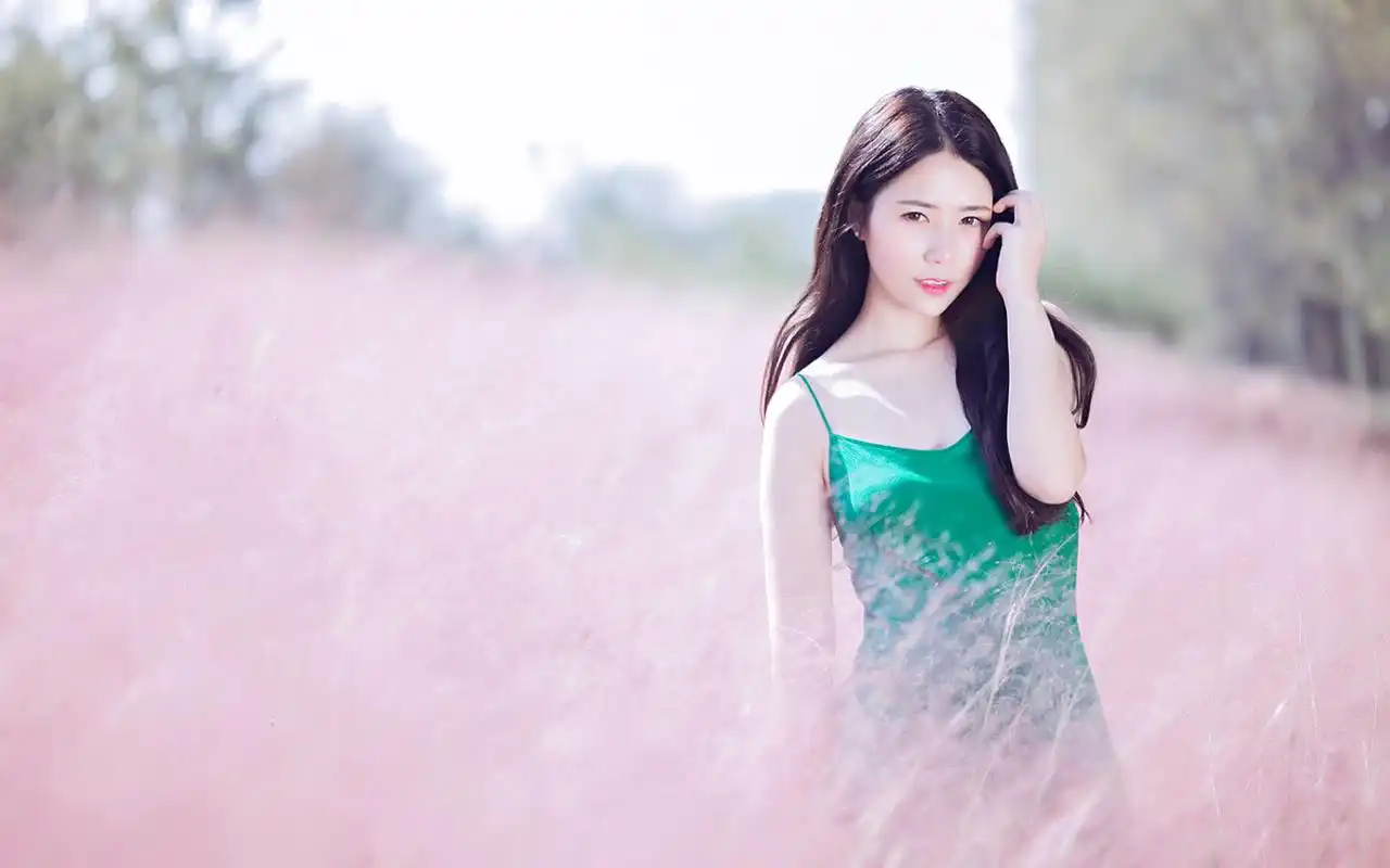 成熟性感吊带裙美女唯美户外写真桌面壁纸