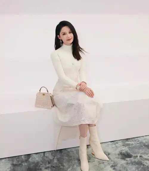 网友卢浮宫偶遇李沁,大赞本人超瘦,同行男子被猜测是男朋友_品牌_漂亮