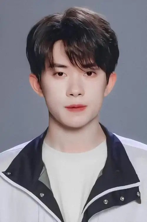 易烊千玺帅气证件照新鲜出炉,我们的清新学长活力满分