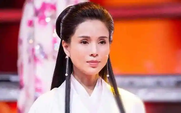 58岁未婚未育李若彤回应抑郁原因