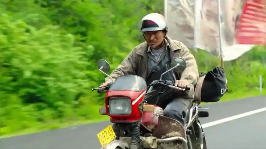失孤:刘德华为寻子,抄近路骑摩托上高速,谁知竟走错了路!