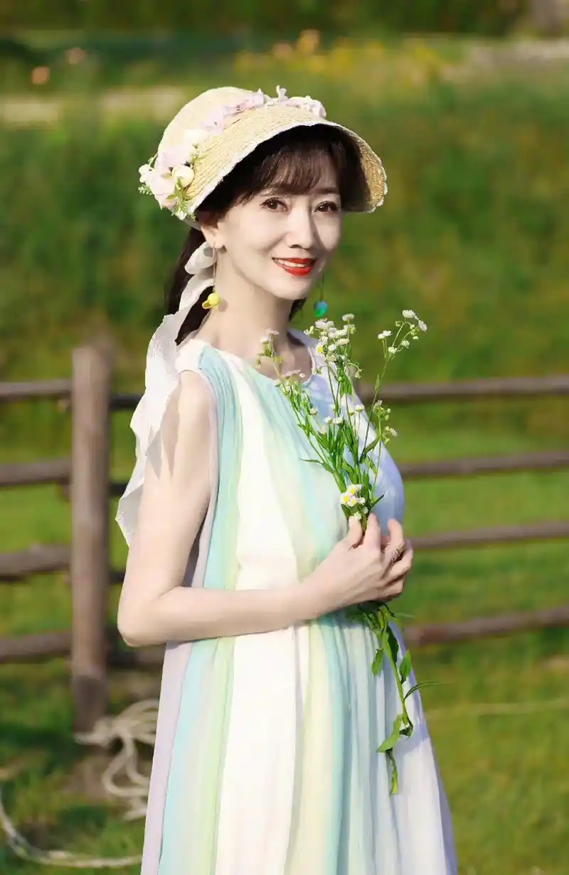 赵雅芝70岁生日照,赵雅芝身穿一身红裙,戴着皇冠,在生日party现场开怀