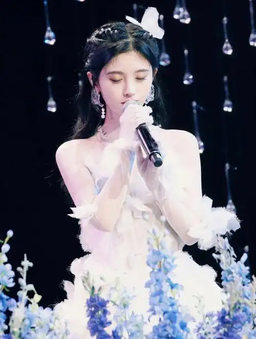 鞠婧祎,白鹿相似婚纱造型,都很有白月光的氛围感!