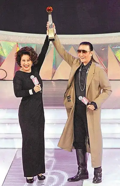 >> 正文 放大图片   金针奖由殿堂级歌手甄妮获得,大会请来四哥谢贤