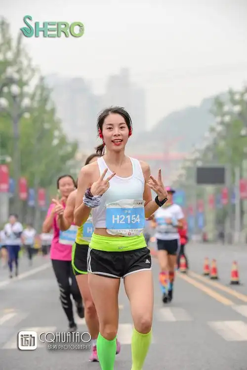 美女如云的2018重庆女子半程马拉松在南滨路上开跑