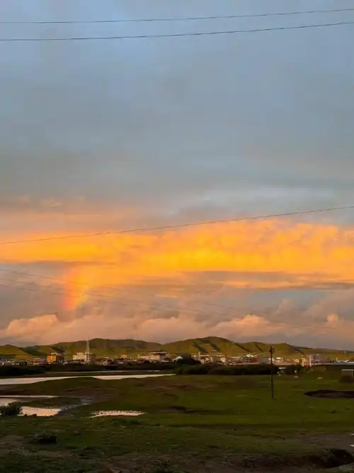 走,你会在若尔盖邂逅晚霞组成的绝美火烧云,赤色云霞,天空一片红色