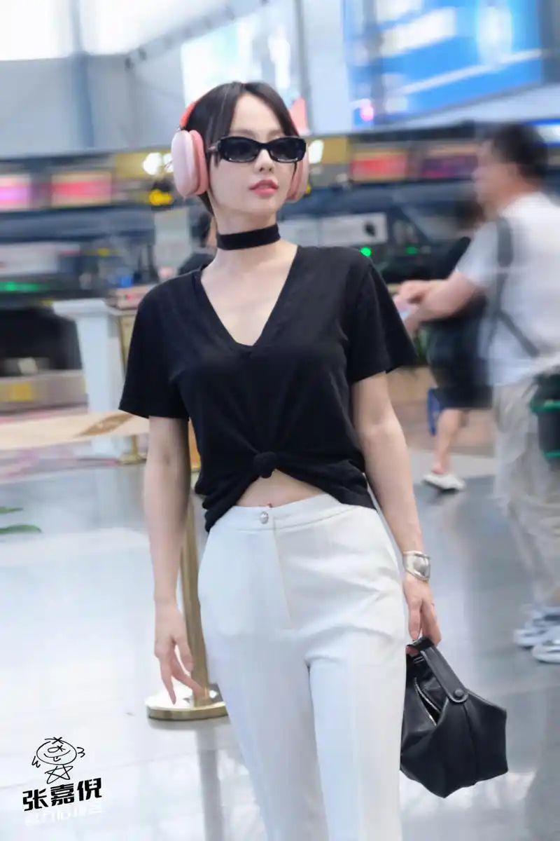 张嘉倪@张嘉倪机场随拍 叮～夏日营业,[兔子]简约舒适的黑白look瞥烫