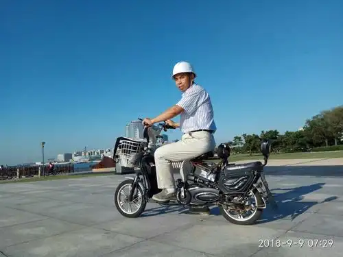 《骑电动车自己载自己》