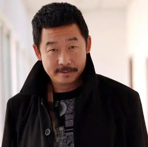 老戏骨刘桦罕见海外游玩,戴大金链子吃美味,还与粉丝喝交杯酒