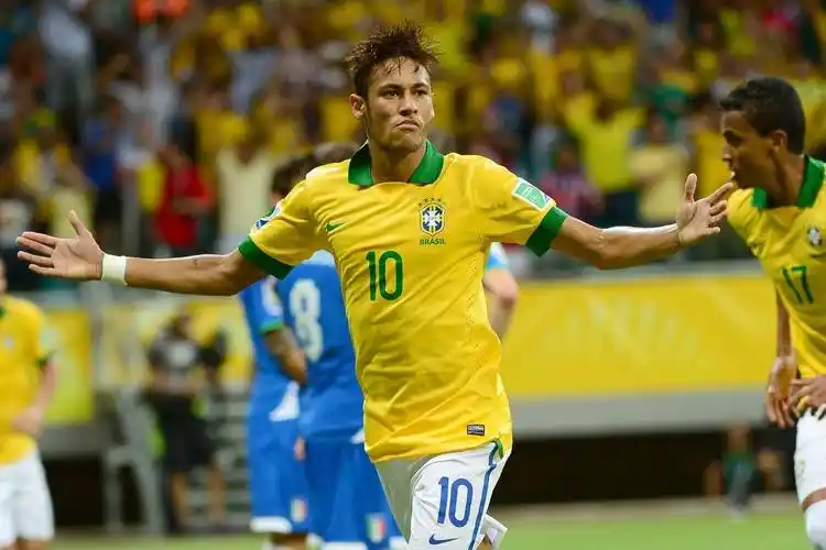 对于很多人来说足球已经成为生活中最不可或缺的一部分.