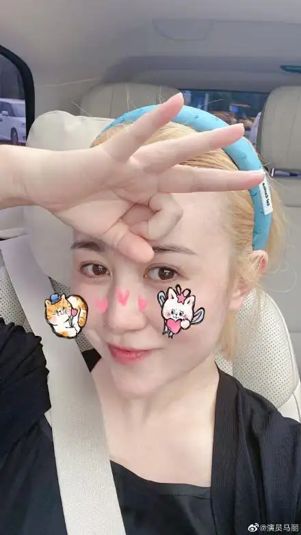 马丽晒素颜金发自拍 皮肤白皙好似可爱洋娃娃