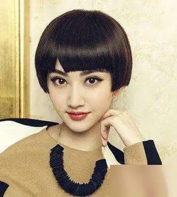 像是草莓一样的女生斜刘海沙宣波波头发型,将眼皮上的头发顺着头型梳