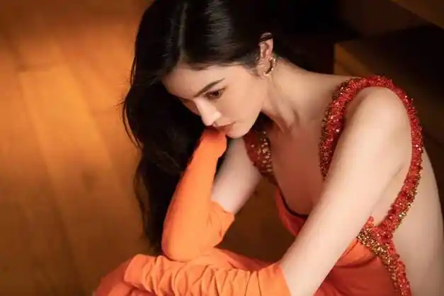 事实上,陈伟霆和何穗的恋情自从2021年曝光以来就备受关注.