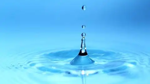 微距镜头拍摄的滴水水滴超慢动作