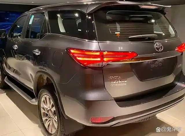 倒也不用那么难过,作为丰田普拉多的继任车型,丰田fortuner在国内被称