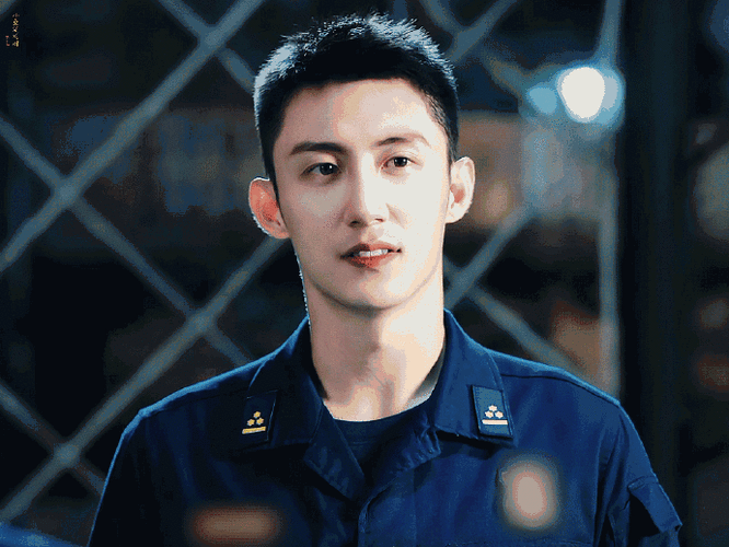 黄景瑜猛男变甜豆##黄景瑜笑和不笑两张脸