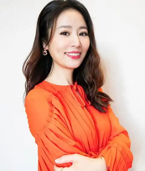 林心如晒硕士毕业照获封「学霸」--澳鸟资讯平台-图文看天下生活新闻