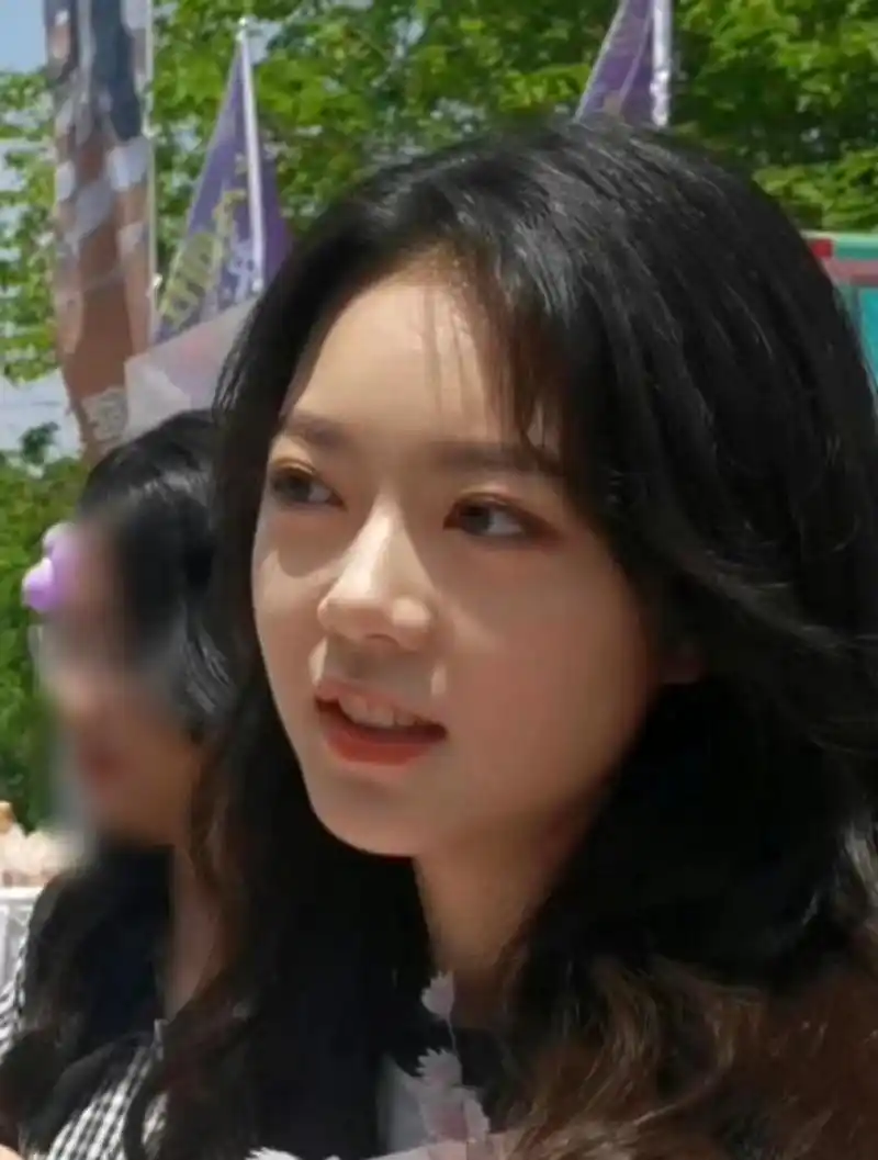 赵今麦图一素颜照鼻颧相称,气定神闲老板,老板娘气质挂相.