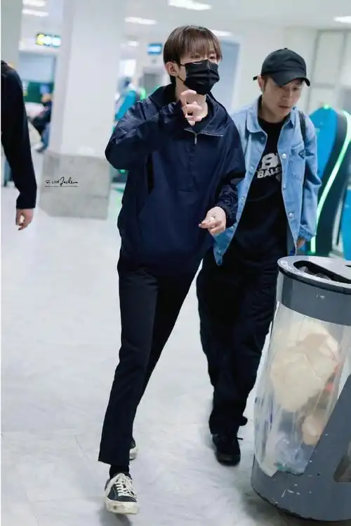 易烊千玺机场图#  易烊千玺机场穿搭小合集9615  私服穿搭松弛