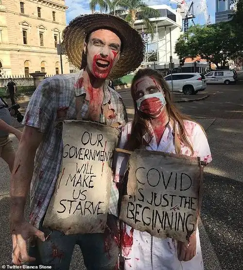 女记者现场直播,结果竟被"僵尸"一口咬中手臂,当场哭笑不得