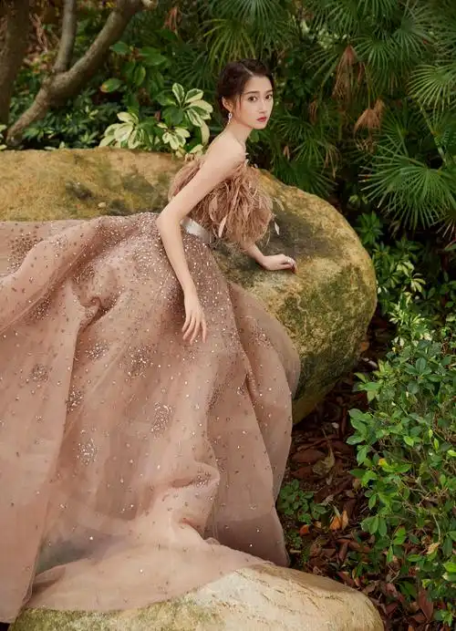 关晓彤金鸡奖闭幕式红毯造型身穿裸色抹胸礼服