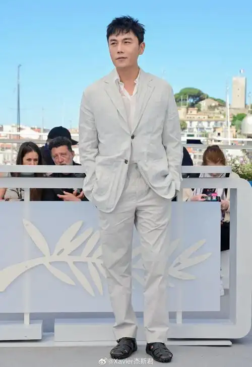 秦昊在#戛纳电影节#亮相娄烨导演新片《未完成的电影》的photocall这