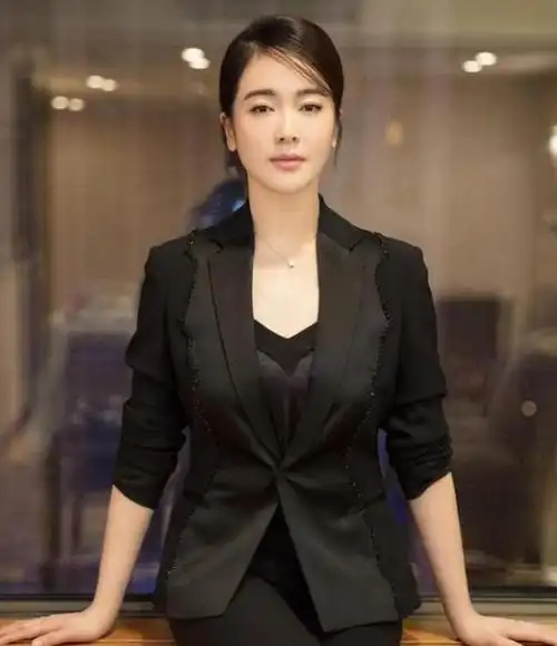 当左小青脱掉衣服,换上泳装,极其罕见的性感