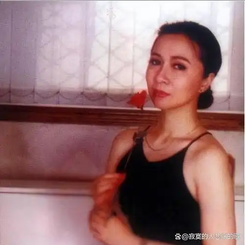 年轻时的蔡明,五官醒目,眉眼柔和,脸蛋圆润流畅,笑容明媚,看起来舒服