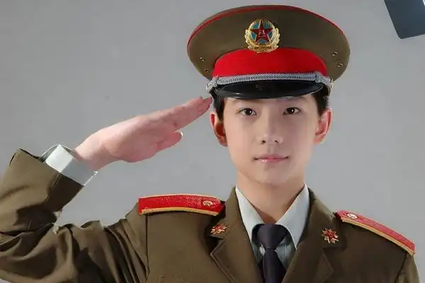 杨洋在12岁时就考进「中国人民解放军艺术学院」舞蹈系,更是军艺的