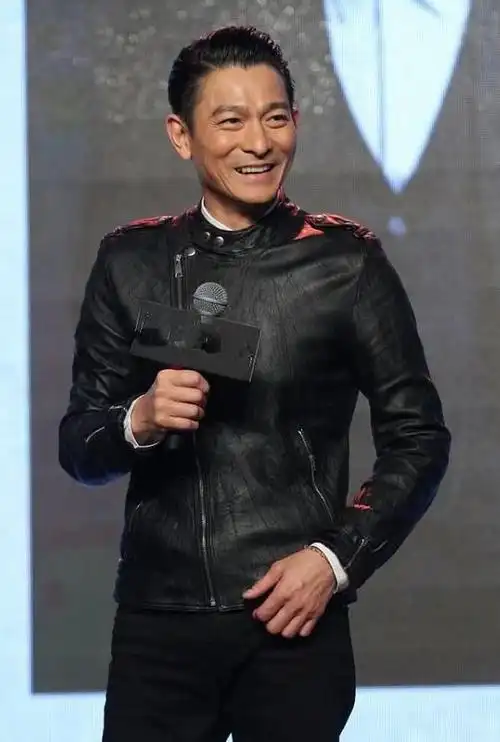 62岁刘德华告诉你:发型一丝不苟,裤子短一些,到老也不油腻