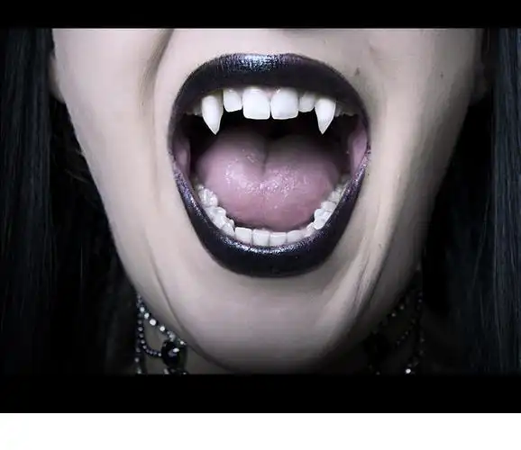 现货直发虎牙假牙可爱自然儿童树脂吸血鬼牙牙胶道具万圣节沾假牙套装