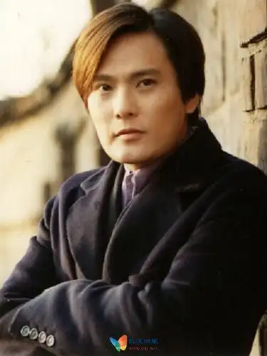 港台地区 歌手 张信哲 >明星档案 代表作品《爱如潮水》《别怕我伤心