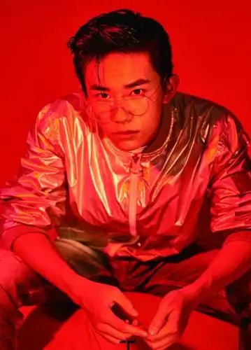 16岁易烊千玺初登大刊封面 雅痞魅力别有味道