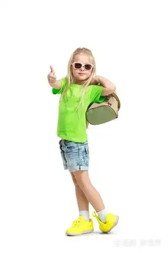 可爱的小孩在时尚的牛仔裤衣服看着相机和微笑的全长肖像照片-正版