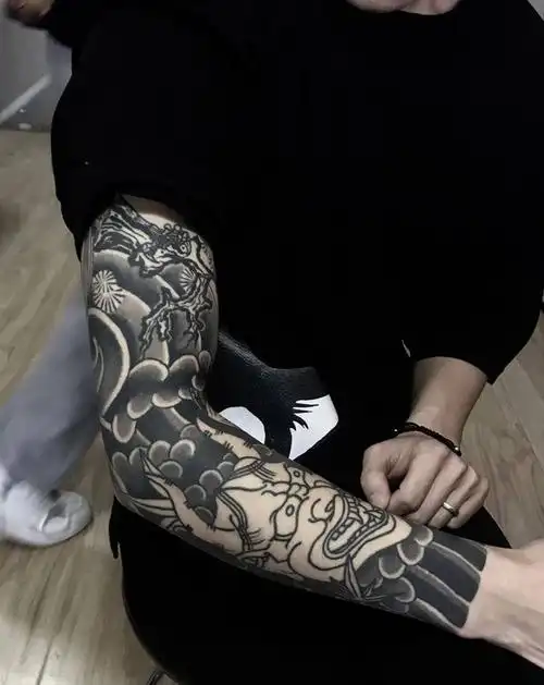 老传统花臂继续打雾纹身图片_手臂老传统纹身图案