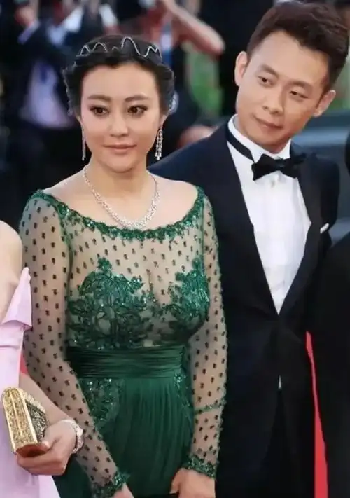 郝蕾身材有多丰腴150斤体重穿薄纱裙太勾人46岁别有韵味