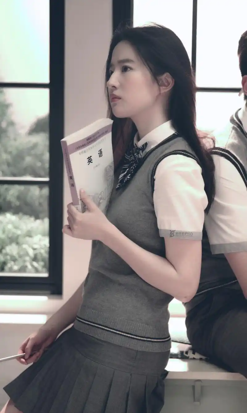 穿上校服的刘亦菲好美,真得让粉丝们惊艳不已!