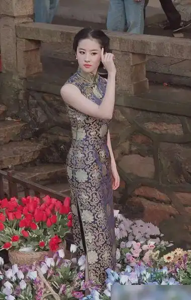 刘诗诗穿旗袍漫步小巷气质优越引路人频频回头看到全身照太想娶