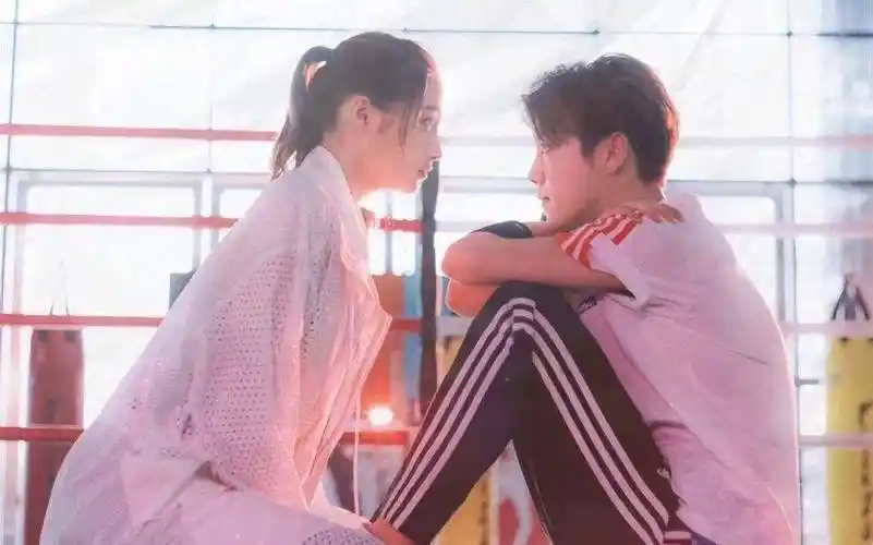 关晓彤分享旅游美照俏皮灵动显少女与鹿晗感情甜蜜惹人羡