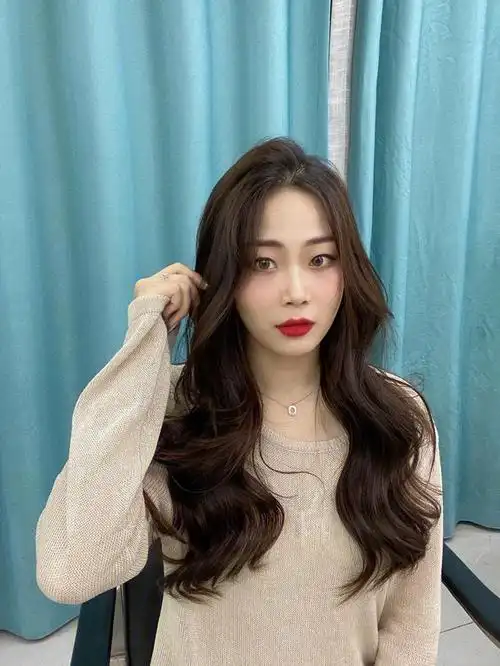 适合大脸女生的精致微卷发型