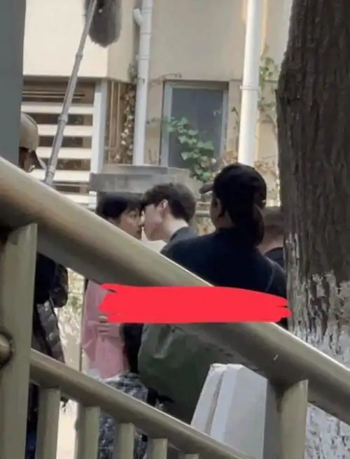 范丞丞关晓彤《曾少年》吻戏路透 张一山挥拳暴打