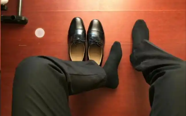 黑袜帅哥脱皮鞋换双马靴(共三张图片)