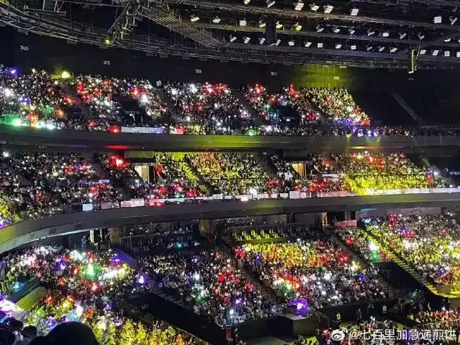时代少年团演唱会现场灯海,谁的应援色比较显眼#时代少年团全员机车服