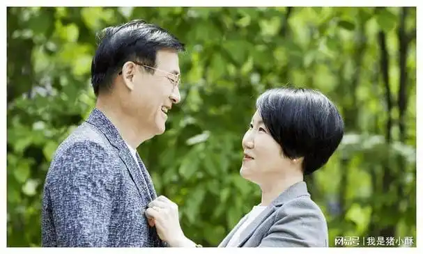 反而,他因为这段共同的回忆而感到更加亲近陈晓丽.